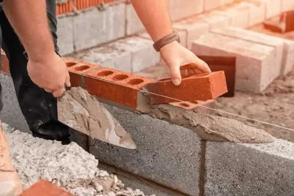 Ile wody do zaprawy murarskiej? Proporcje, błędy i wpływ na jakość muru Ile wody do zaprawy murarskiej? Proporcje, błędy i wpływ na jakość muru