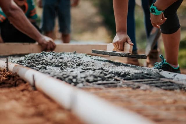 Zaprawa cementowa co to jest i jak ją stosować w budownictwie? Praktyczne porady Zaprawa cementowa co to jest i jak ją stosować w budownictwie? Praktyczne porady